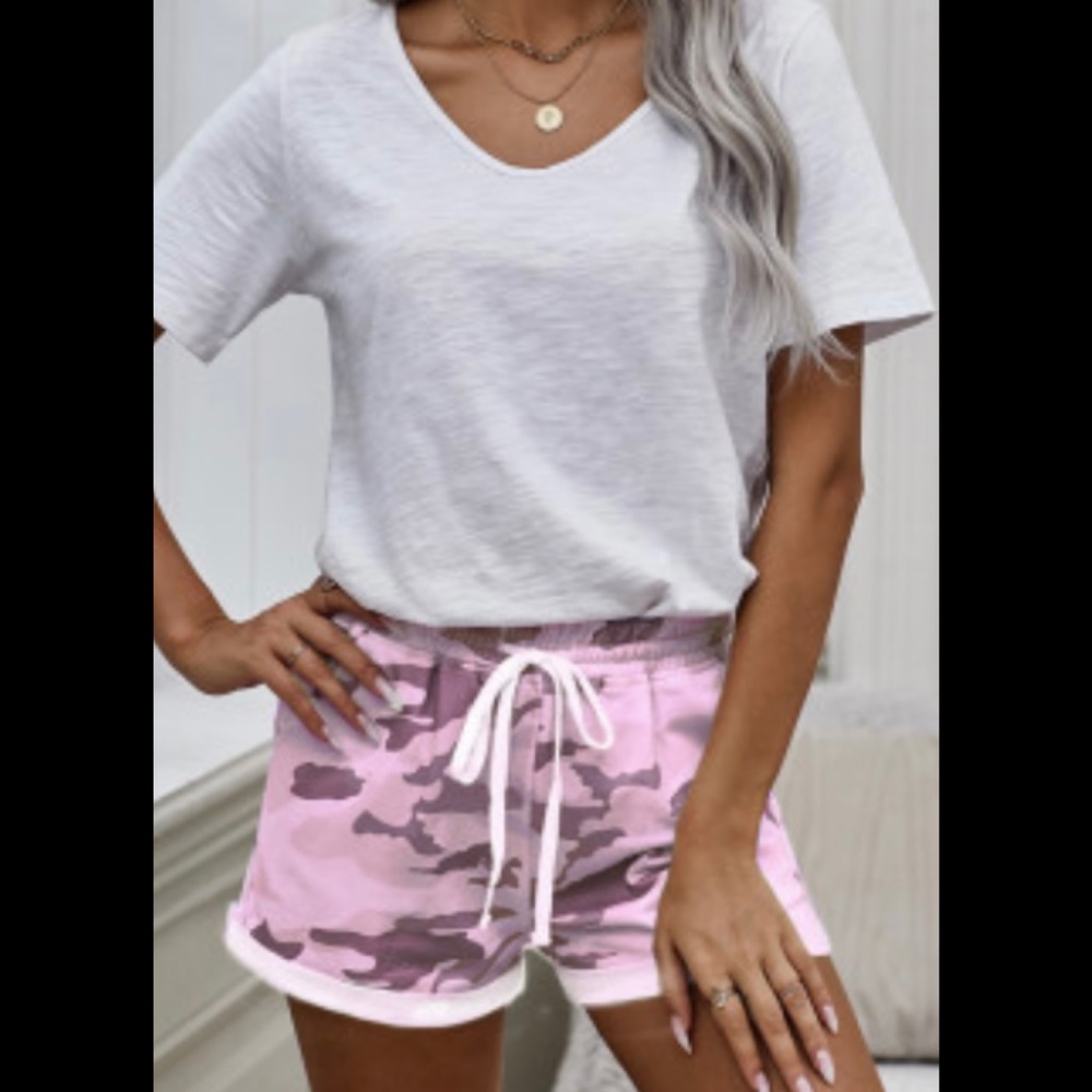 🍀LAST ONE🍀NWT Distressed Pink Camo Shorts